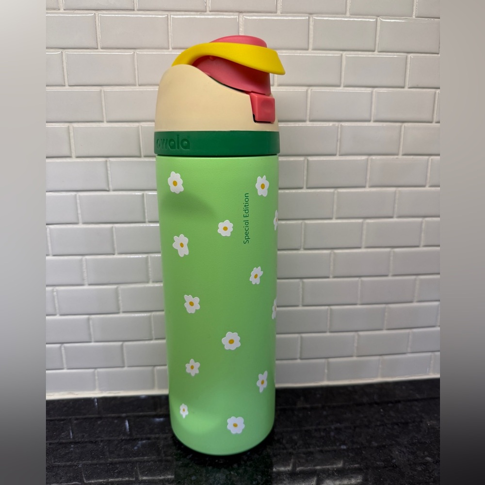Owala 24oz FreeSip daisy special edition